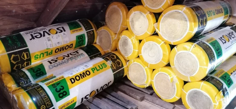Žluté rolované izolační materiály Isover pro šikmé střechy.