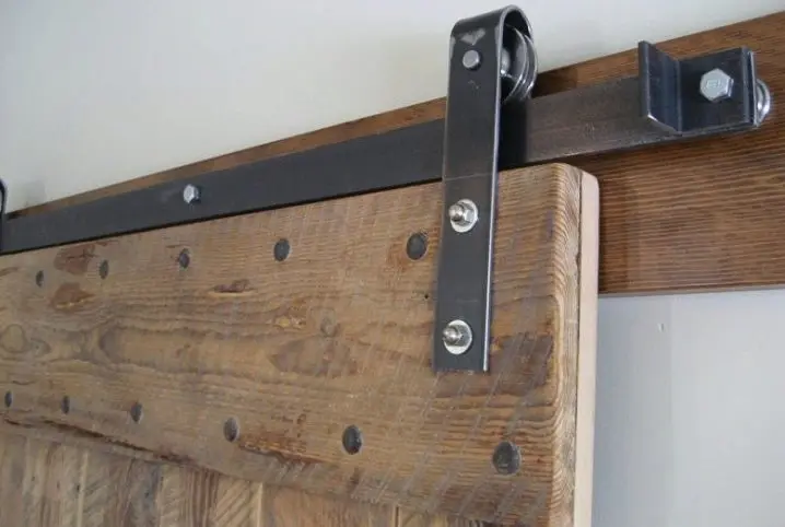 Detailní pohled na kolejnici pro posuvná dřevěná dveře.