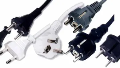 Různé typy elektrických zástrček pro zásuvky v ČR a světě.