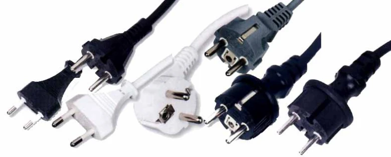 Různé typy elektrických zástrček pro zásuvky v ČR a světě.