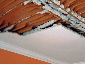 Poškozený zavěšený strop s odtrženými deskami.