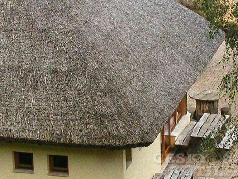 Tradiční střešní krytina z došků na budově.