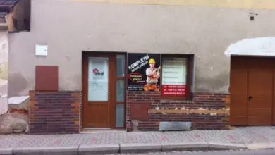 Roofing company storefront with ad