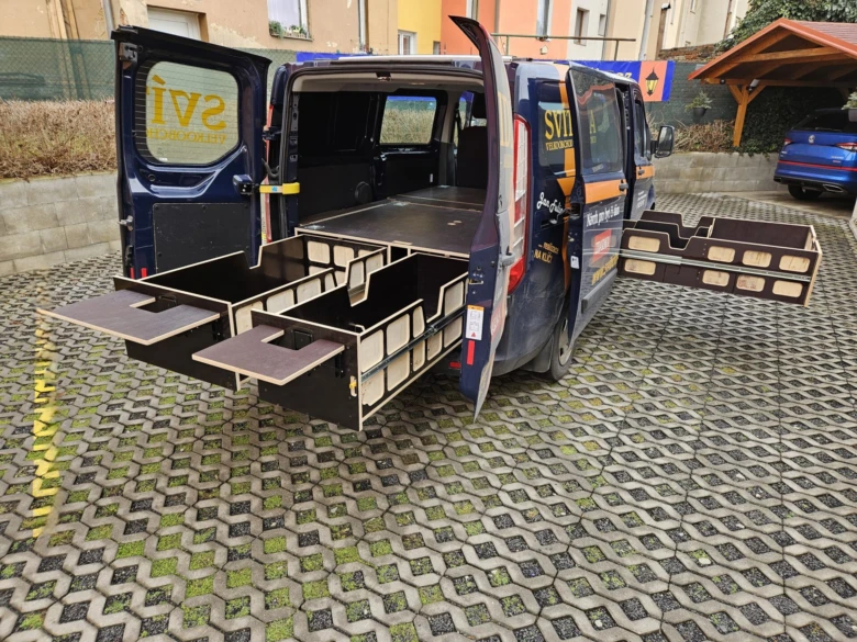 Vlastní vestavba do nákladního vozu s rozkládacími police