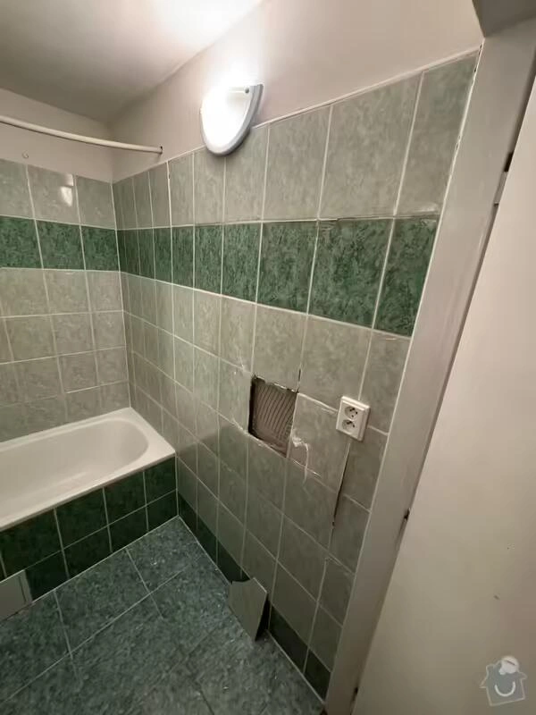 Koupelna s umakartem po renovaci - viditelná škoda na dlažbě.
