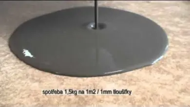 Nivelační stěrka se rozlévá na podlaze v tenké vrstvě.