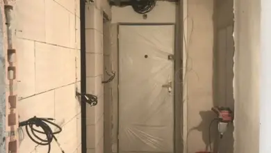 Koridor v panelovém domě během rekonstrukce s odhalenými zdmi.