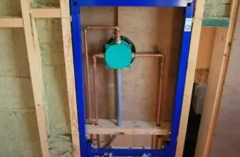 Rám pro závěsné WC s instalací vodovodních potrubí.