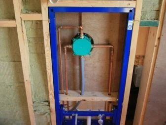 Rám pro závěsné WC s instalací vodovodních potrubí.