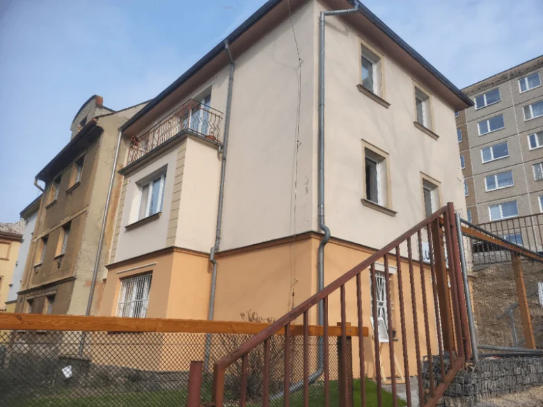 Bytový dům s okny vhodný pro program Zelená úsporám.