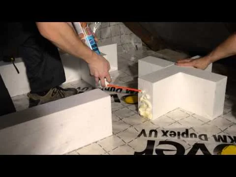 Montáž izolačních desek z expandovaného polystyrénu na strop.