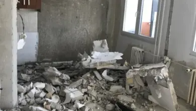 Ruiny kuchyně po demolici v bytě z panelového domu.
