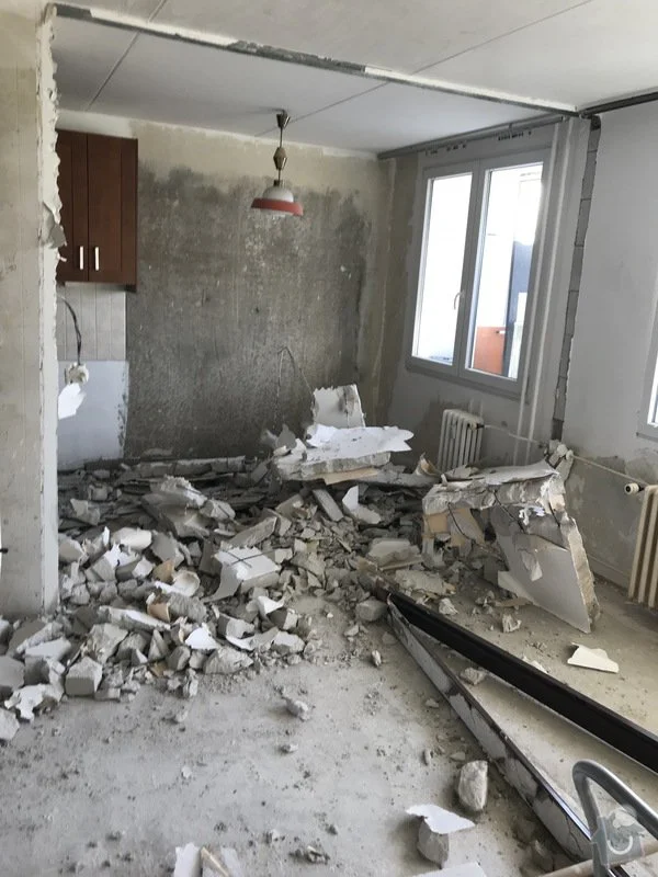 Ruiny kuchyně po demolici v bytě z panelového domu.