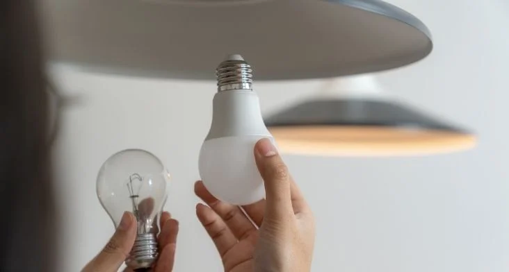 Porovnání LED žárovky s klasickou žárovkou v ruce