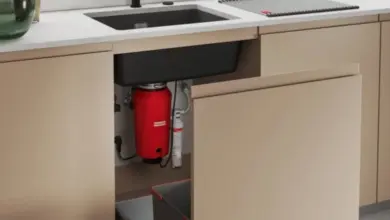 Pod dřezem je instalován červený odpadový systém s filtrem.