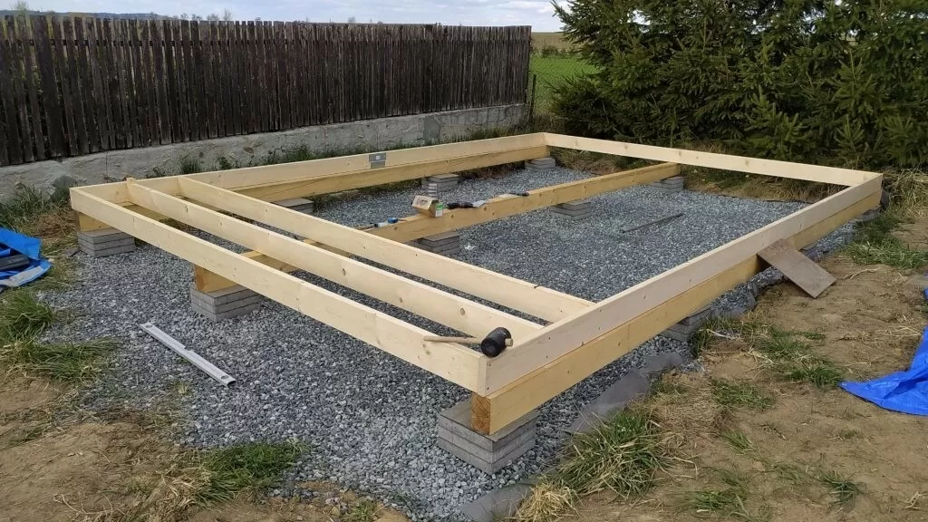 Dřevěný ráz na betonových patkách pro dřevostavbu.