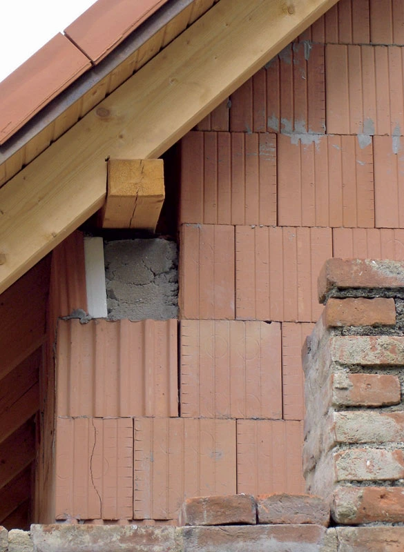 Detail kotvení pozednice pod střešní nosníkem