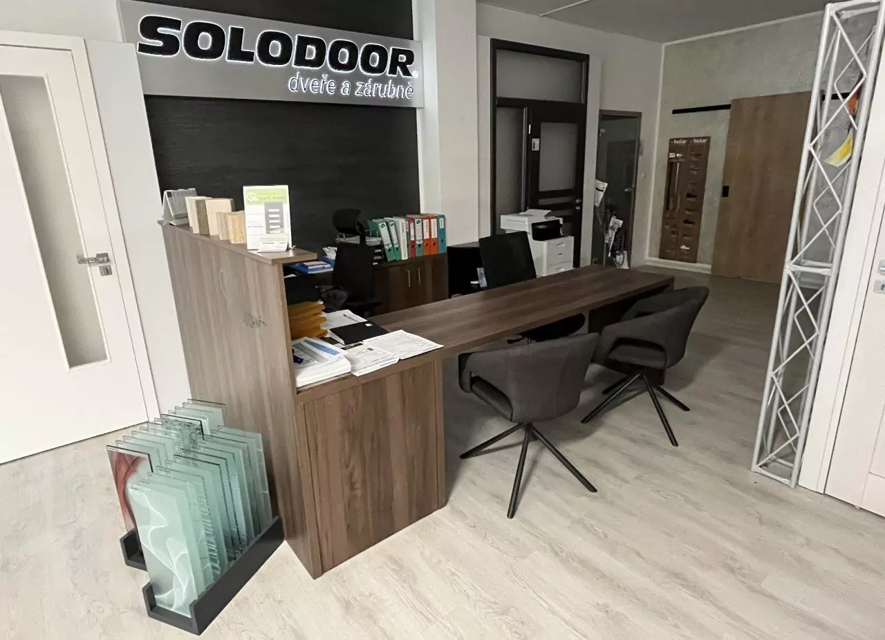 Moderní kancelář s recepcí pro firmu Solodoor.