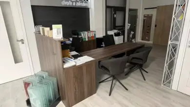 Recepce v obchodě s dveřmi a zárubněmi