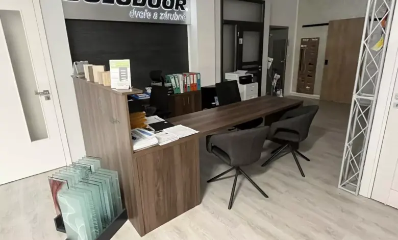 Recepce v obchodě s dveřmi a zárubněmi