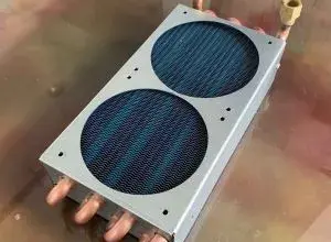 Vodní výměník tepla s deskami pro přenos mezi vodou.