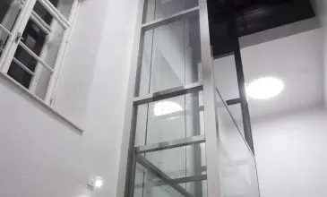 Skleněný výtah pro domácnost s průhlednými stěnami.