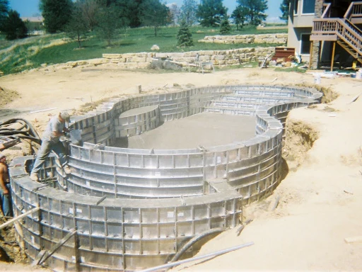 Práce na ztraceném bednění pro betonovou základnu.