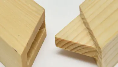 Detail dřevěného spoje s přesně vyřezaným klínovým čepem.