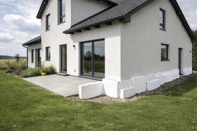 Moderní dům s odvětrávaným soklem z polystyrenových bloků.