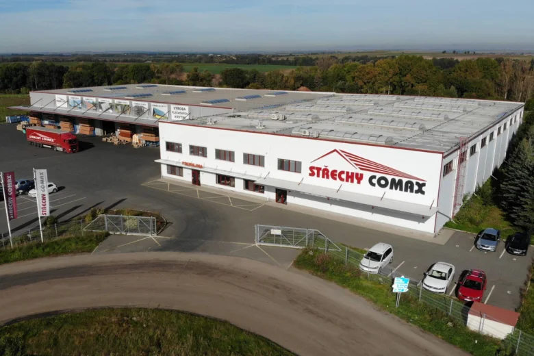 Velká průmyslová budova s montovanou plechovou střechou od firmy Střechy Comax.