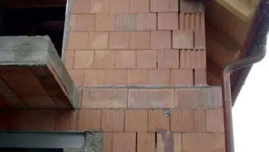 Zdivo z cihel v stavbě s viditelnými spárami