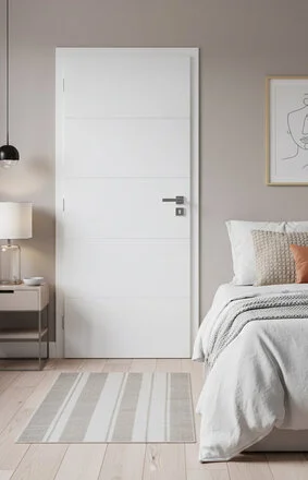 Bílá interiérová dveře v ložnici s neutrálním designem.
