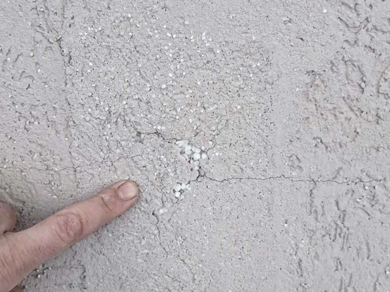 Praskliny na zateplené fasádě ukazují potřebu opravy izolace.