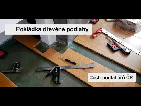 Nástroje pro pokládku dřevěné podlahy na stavebním místě.