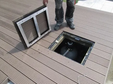 Instalace krytky pro přístup do komory pod dřevěnou terasou.