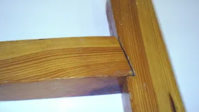 Detail dřevěného spojení v klínovém nebo čtvercovém provedení.