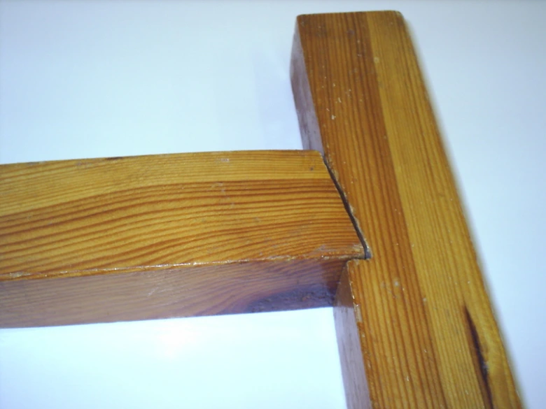 Detail dřevěného spojení v klínovém nebo čtvercovém provedení.