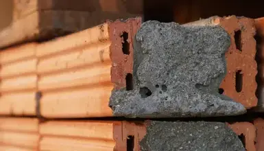 Průřez zdivem s cihlami spojenými šedou maltou