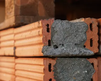 Průřez zdivem s cihlami spojenými šedou maltou