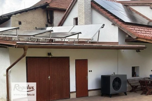 Solární kolektory a tepelné čerpadlo na domě
