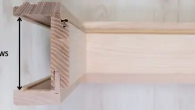Průřez dřevěným zárubním s označenou šíří otvoru pro dveře.