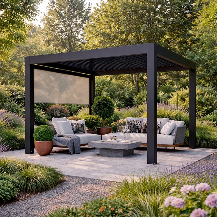 Moderní černá pergola s venkovním sedacím nábytkem a zahradou.