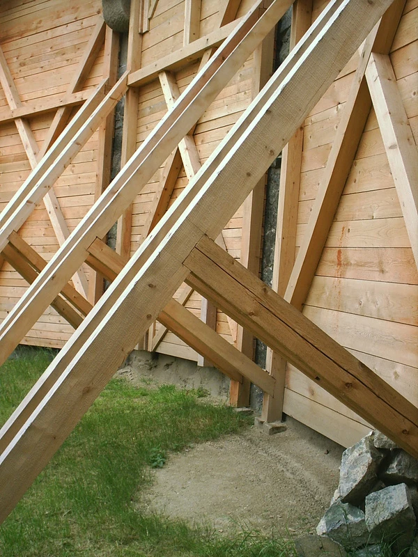 Tradiční dřevěné spoje trámů v konstrukci stavebního objektu.