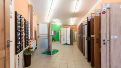 Výstava různých typů dveří v obchodě pro renovaci starých dveří a zárubní.