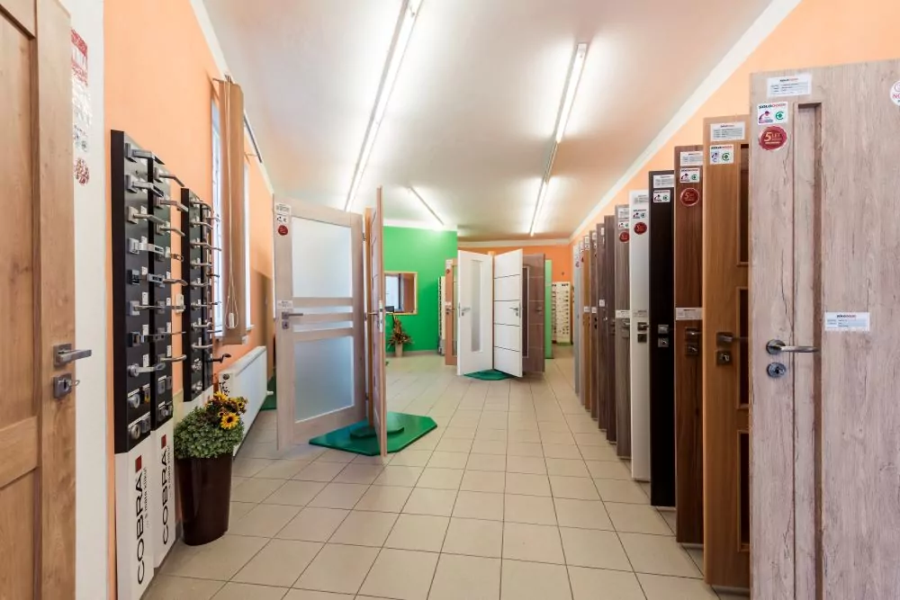 Výstava různých typů dveří v obchodě pro renovaci starých dveří a zárubní.