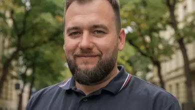 Muž v tričku na pozadí stromů pro článek o technické inspekci.