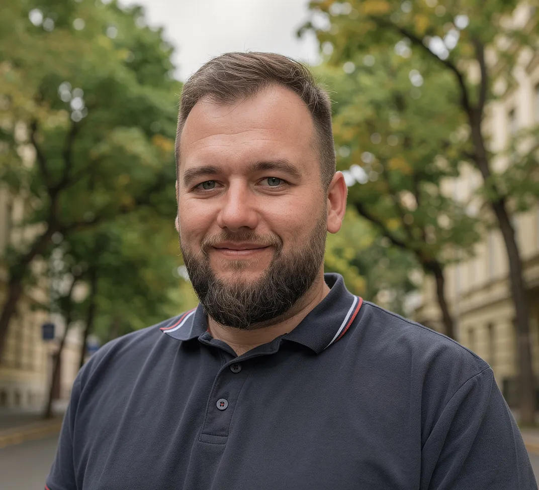 Muž v tričku na pozadí stromů pro článek o technické inspekci.